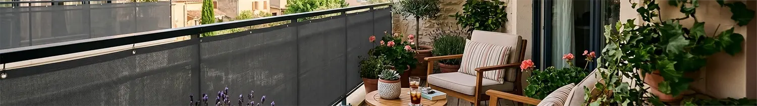 brise vue en toile avec salon de jardin bas pour protéger un balcon