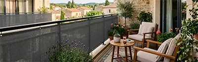 brise vue en toile avec salon de jardin bas pour protéger un balcon