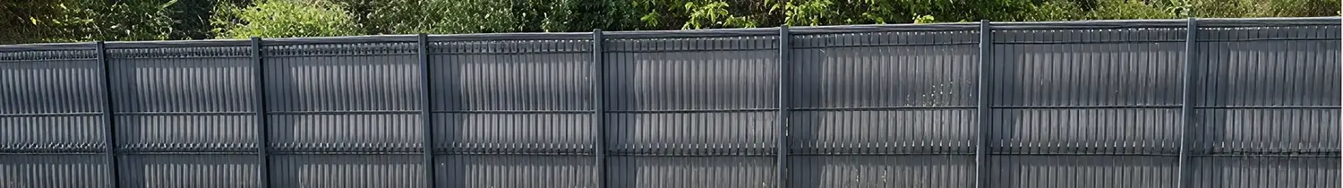 clôture de jardin avec lames occultantes noires