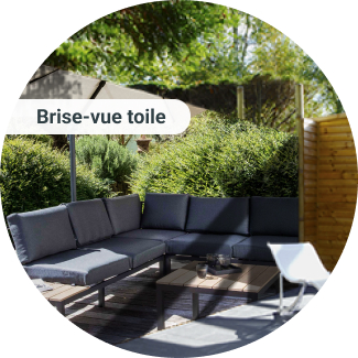 Photo d'un salon de jardin bas avec un brise-vue en toile